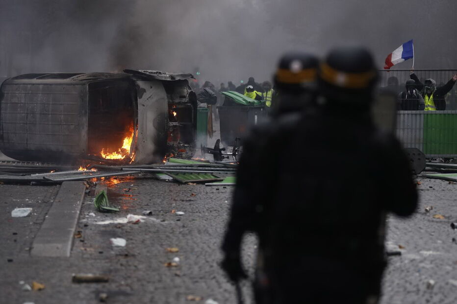 Caos e destruição provocados pelos protestos dos 'coletes amarelos' 