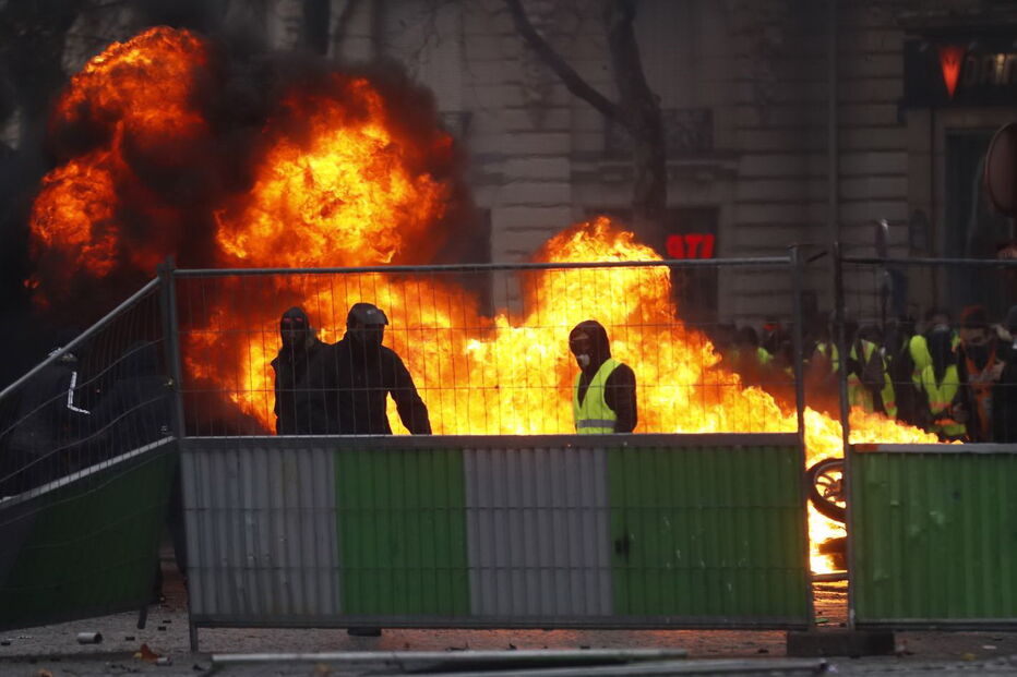 Caos e destruição provocados pelos protestos dos 'coletes amarelos' 