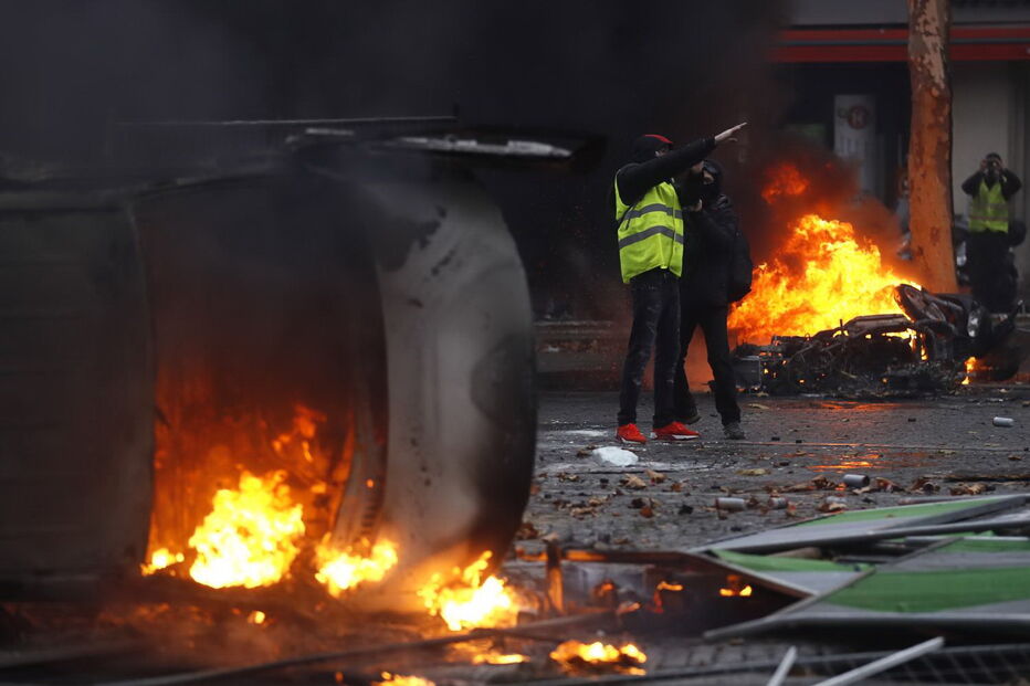 Caos e destruição provocados pelos protestos dos 'coletes amarelos' 