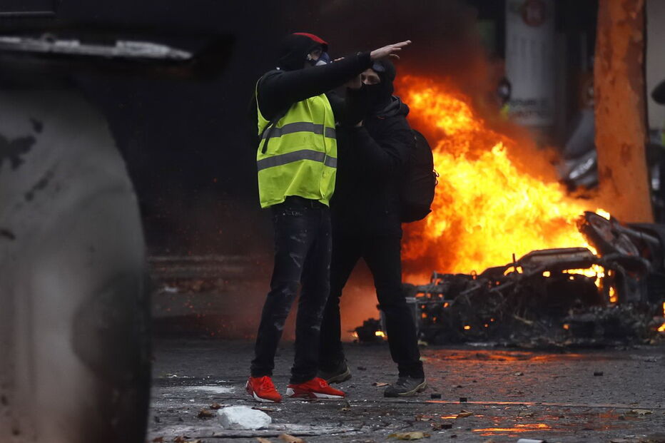 Caos e destruição provocados pelos protestos dos 'coletes amarelos' 