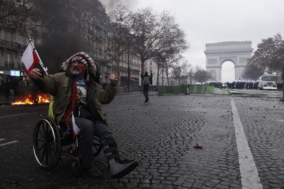 Caos e destruição provocados pelos protestos dos 'coletes amarelos' 