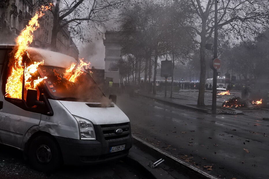 Caos e destruição provocados pelos protestos dos 'coletes amarelos' 