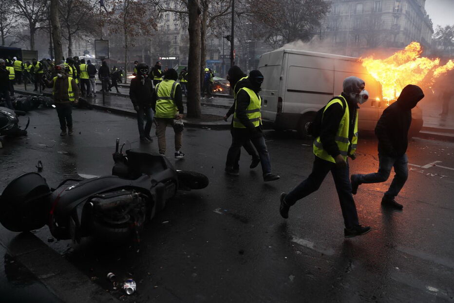 Caos e destruição provocados pelos protestos dos 'coletes amarelos' 