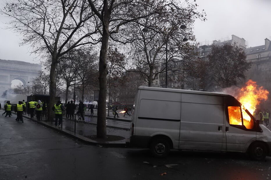 Caos e destruição provocados pelos protestos dos 'coletes amarelos' 