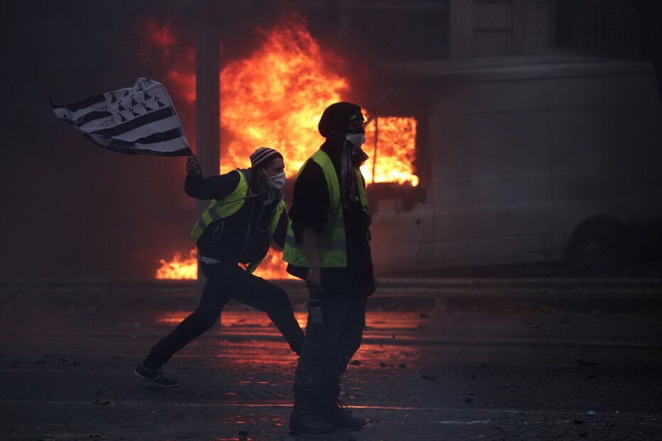 Caos e destruição provocados pelos protestos dos 'coletes amarelos' 
