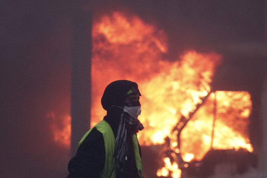 Caos e destruição provocados pelos protestos dos 'coletes amarelos' 