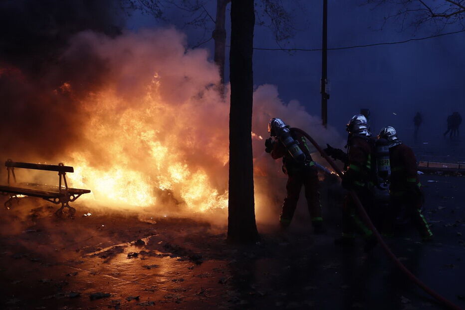 Caos e destruição provocados pelos protestos dos 'coletes amarelos' 