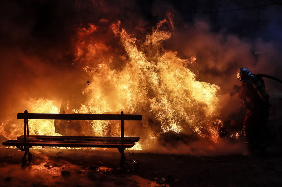Caos e destruição provocados pelos protestos dos 'coletes amarelos' 