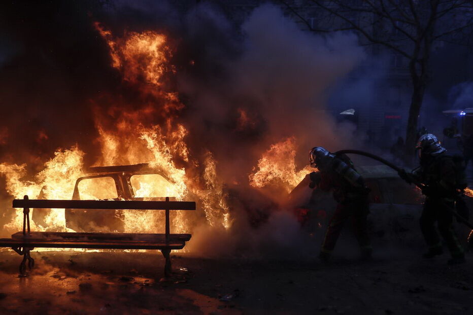 Caos e destruição provocados pelos protestos dos 'coletes amarelos' 