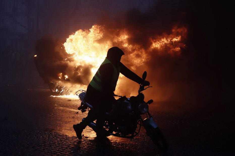 Caos e destruição provocados pelos protestos dos 'coletes amarelos' 