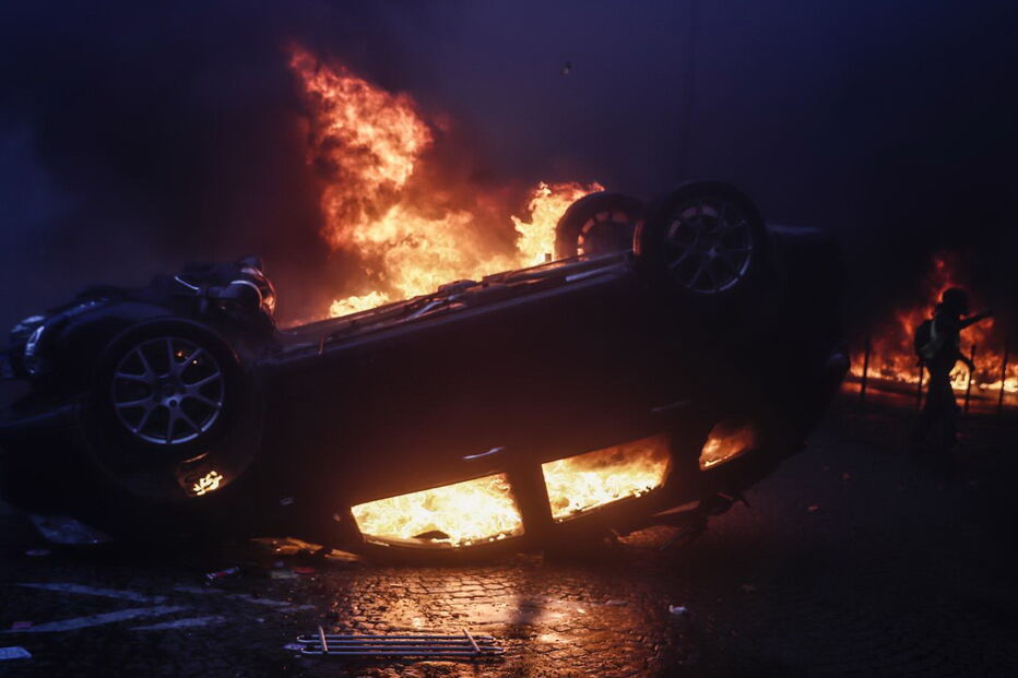 Caos e destruição provocados pelos protestos dos 'coletes amarelos' 