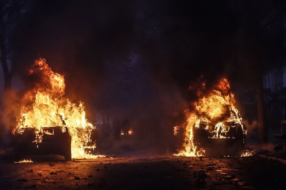 Caos e destruição provocados pelos protestos dos 'coletes amarelos' 