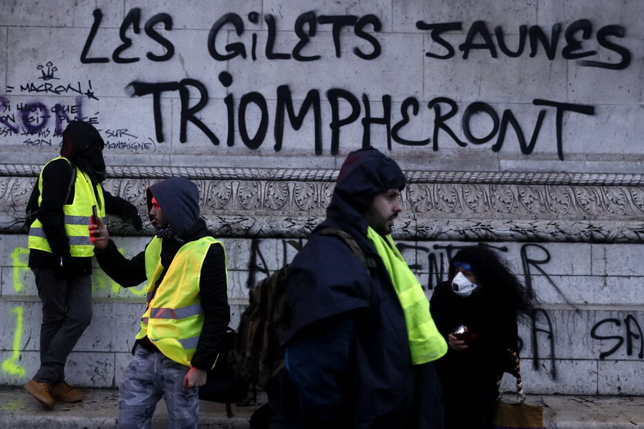 Caos e destruição provocados pelos protestos dos 'coletes amarelos' 