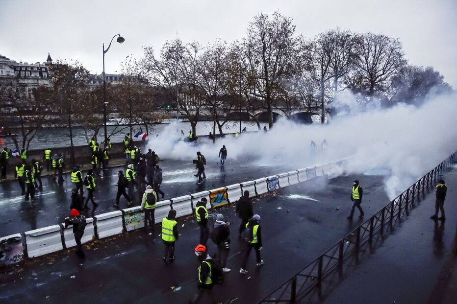 Caos e destruição provocados pelos protestos dos 'coletes amarelos' 
