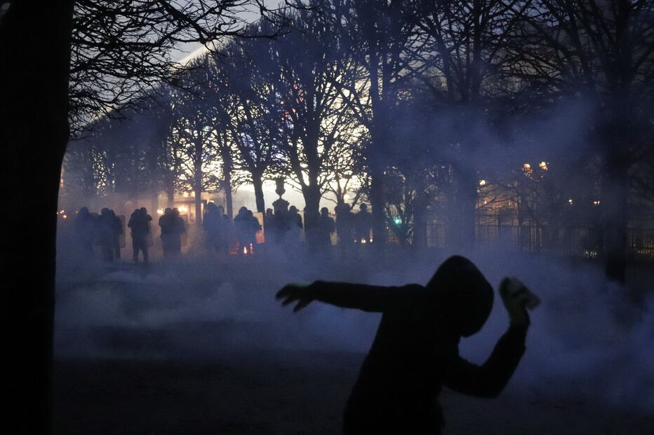 Caos e destruição provocados pelos protestos dos 'coletes amarelos' 