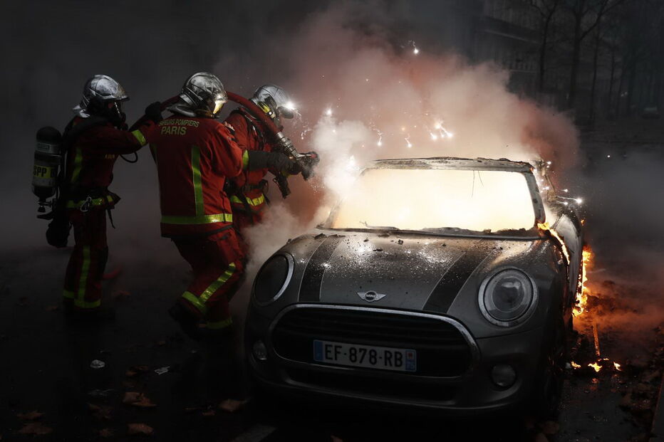 Caos e destruição provocados pelos protestos dos 'coletes amarelos' 