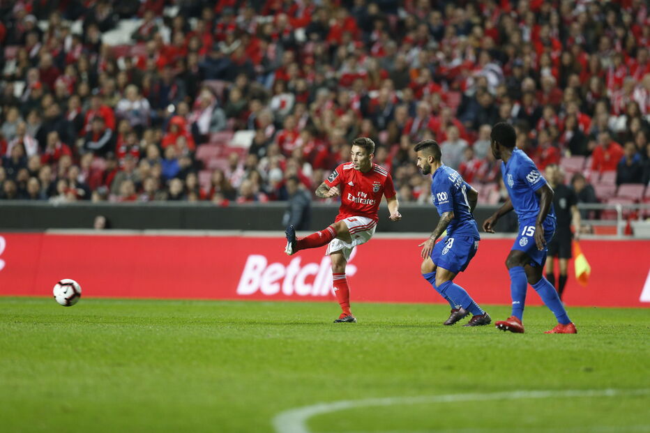 Jogadores em ação no Benfica - Feirense