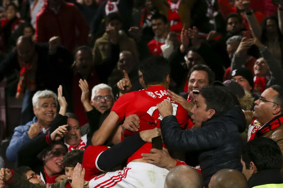 Jonas festeja golo com adeptos