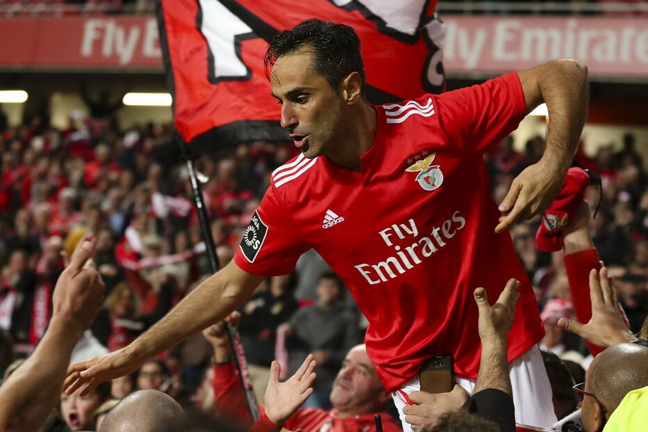 Jonas festeja golo com adeptos