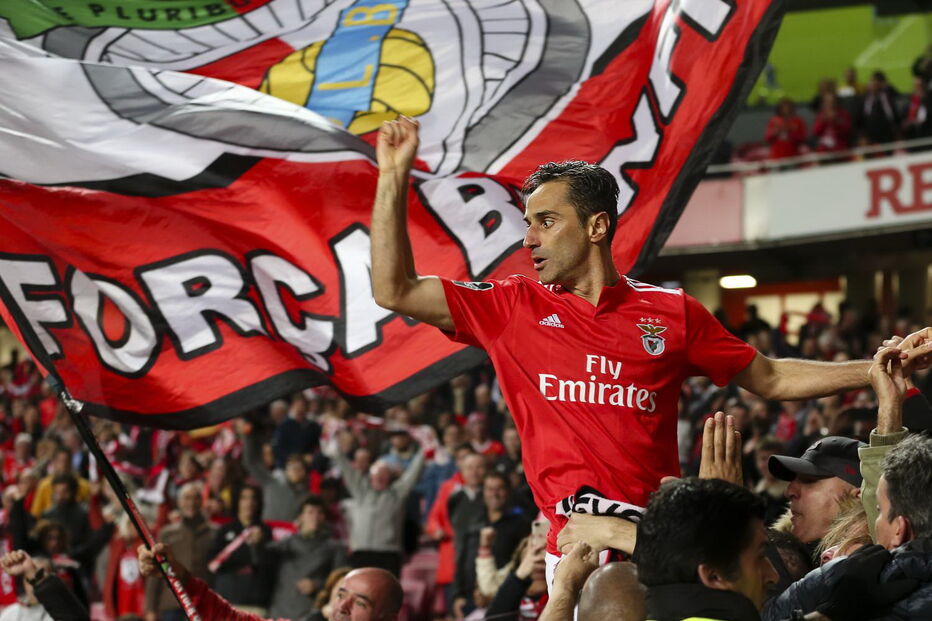 Jonas festeja golo com adeptos