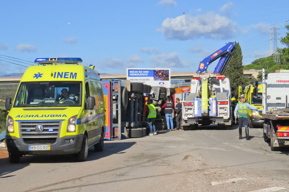 Acidente entre caro e camião mata casal em Portimão