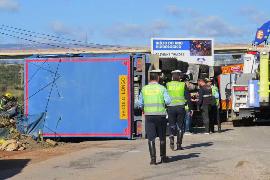 Acidente entre caro e camião mata casal em Portimão