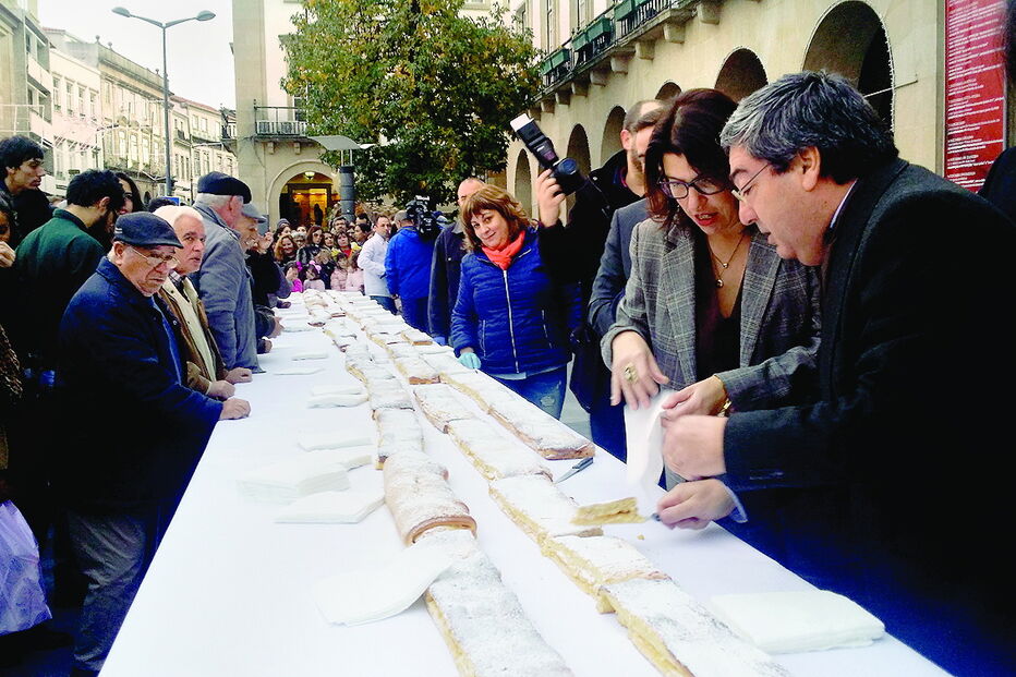Bolo nevão com recheio de cherovia