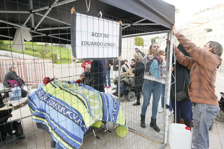 Tetraplégico protesta em gaiola junto ao parlamento