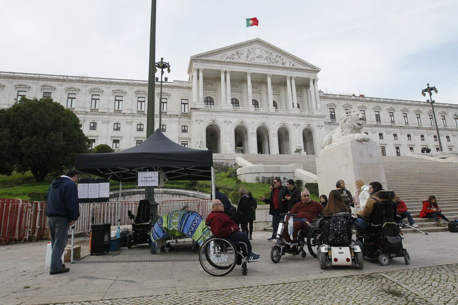Tetraplégico protesta em gaiola junto ao parlamento