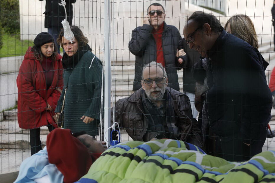 Tetraplégico protesta em gaiola junto ao parlamento