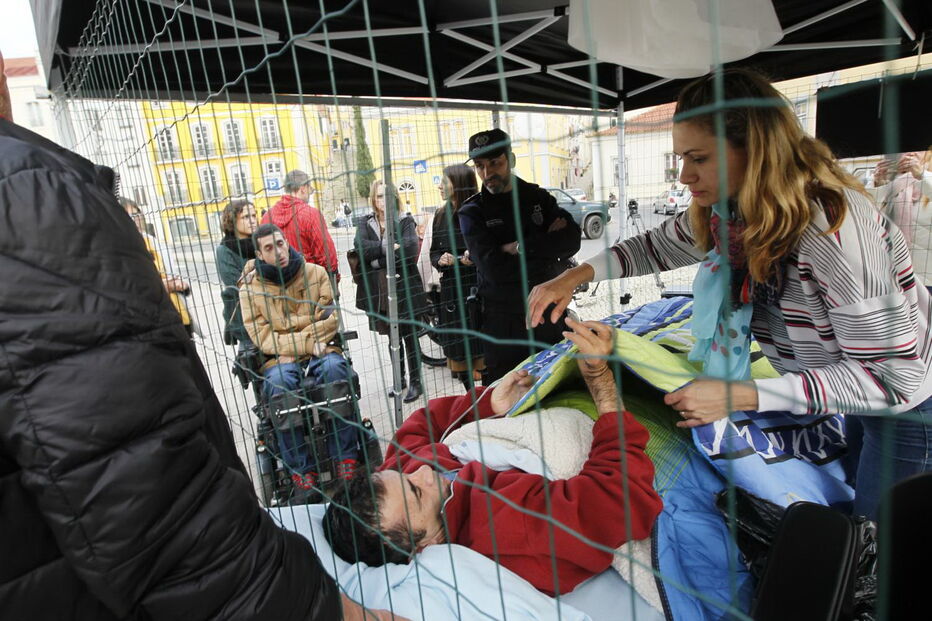 Tetraplégico protesta em gaiola junto ao parlamento