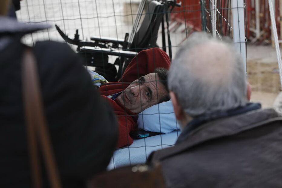 Tetraplégico protesta em gaiola junto ao parlamento