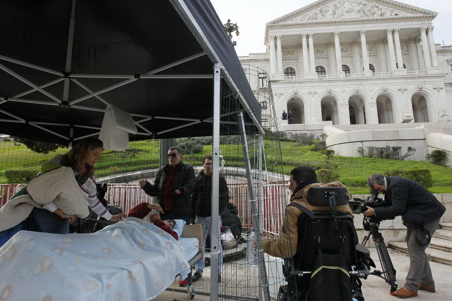 Tetraplégico protesta em gaiola junto ao parlamento