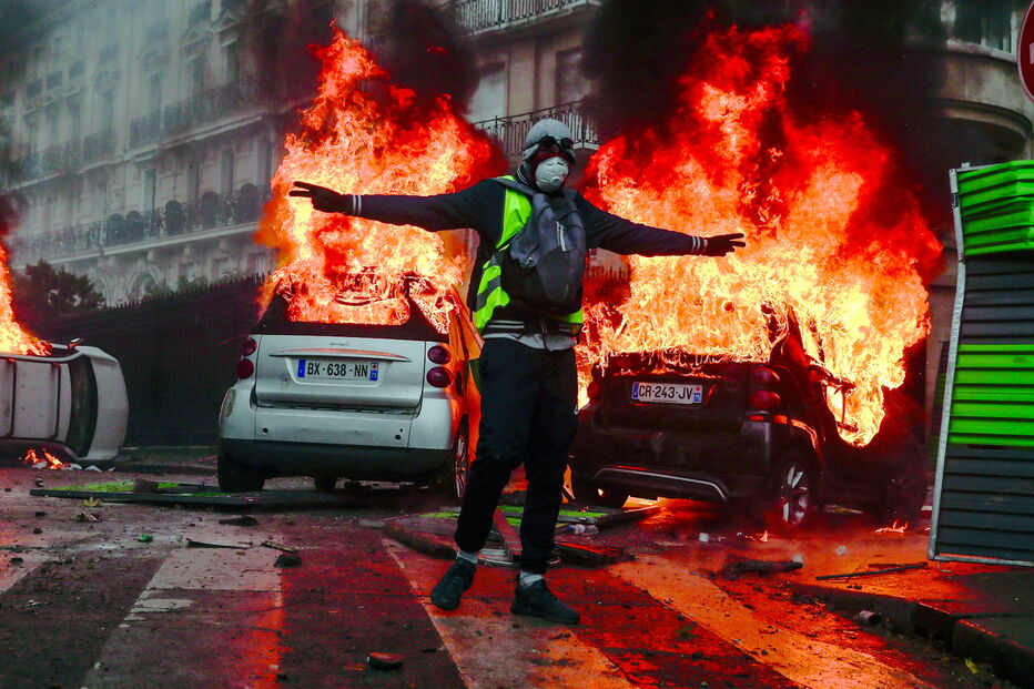 Protestos em Paris marcados por vandalismo