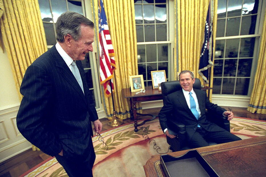 Os antigos presidentes americanos George H. W, Bush pai e Gorge W. Bush, filho