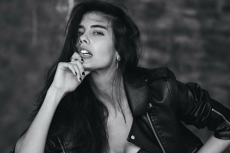 Atriz Isabela Valadeiro mostra fotos sensuais