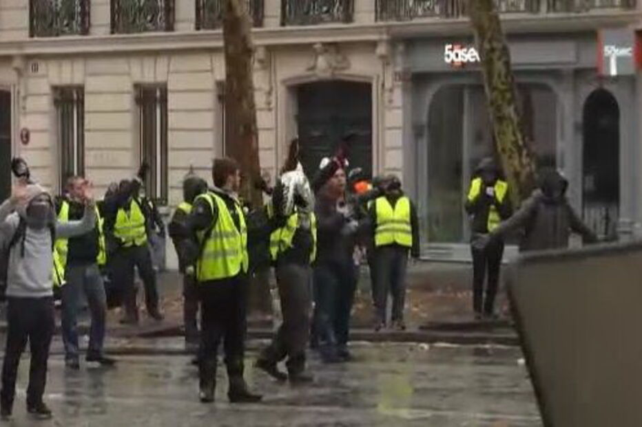 Protestos dos 'coletes amarelos' tornaram centro de Paris num 'campo de batalha'