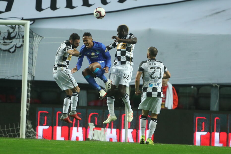  Jogadores em ação no dérbi entre Boavista e FC Porto