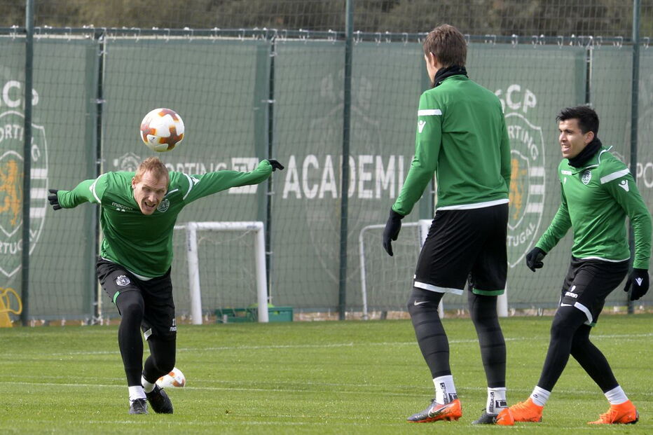 Mathieu, Acuña e Coates num treino do Sporting