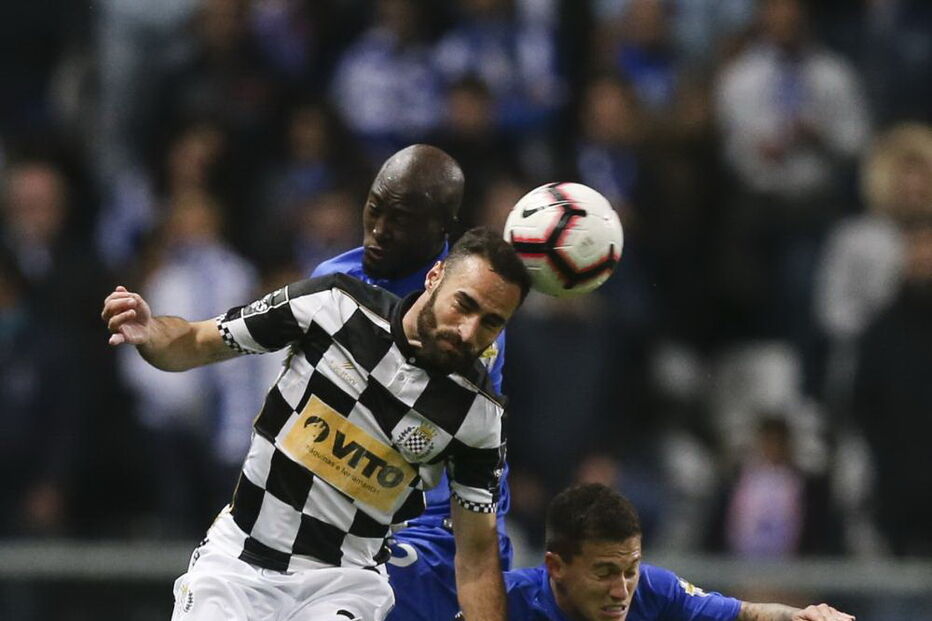 Jogadores em ação no dérbi entre Boavista e FC Porto	