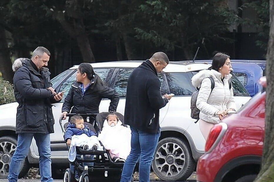  Georgina Rodriguez passeia por Turim com bebés de Ronaldo acompanhada por seguranças