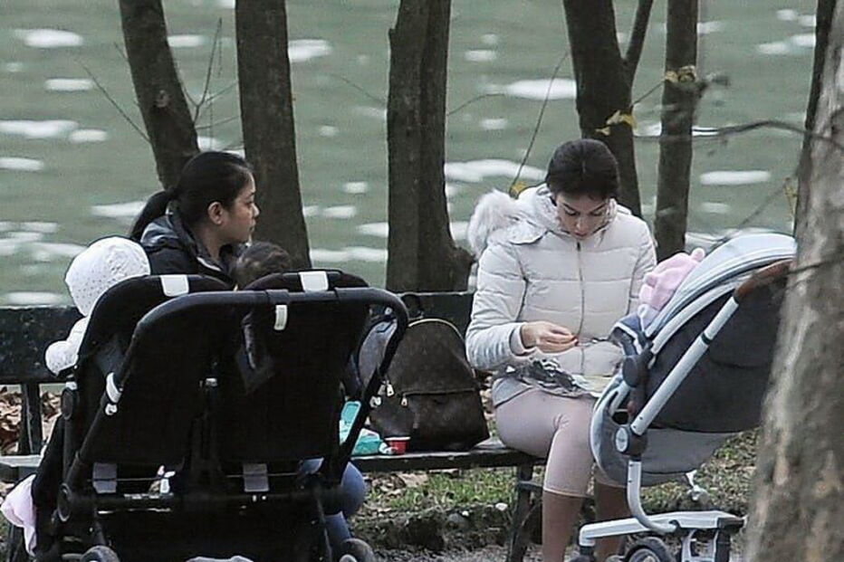  Georgina Rodriguez passeia por Turim com bebés de Ronaldo acompanhada por seguranças