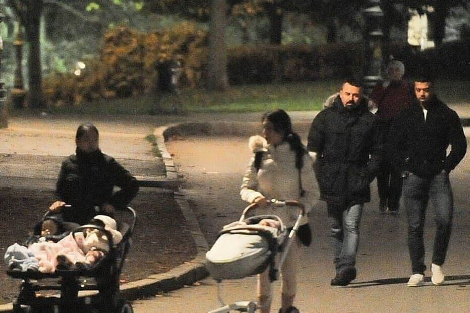  Georgina Rodriguez passeia por Turim com bebés de Ronaldo acompanhada por seguranças
