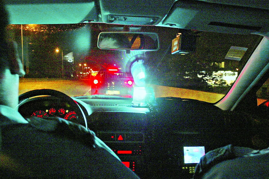Agentes da PSP em carro patrulha