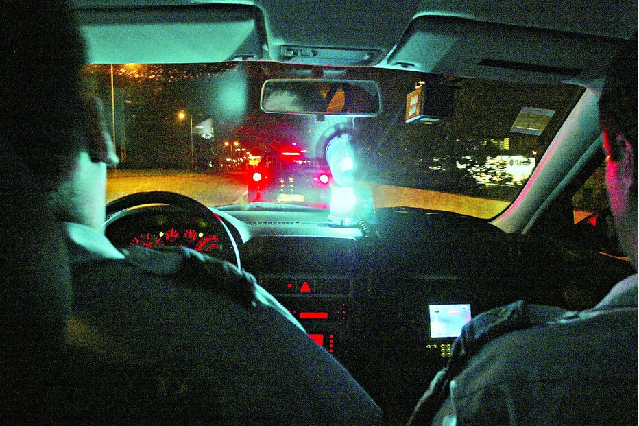 Agentes da PSP em carro patrulha