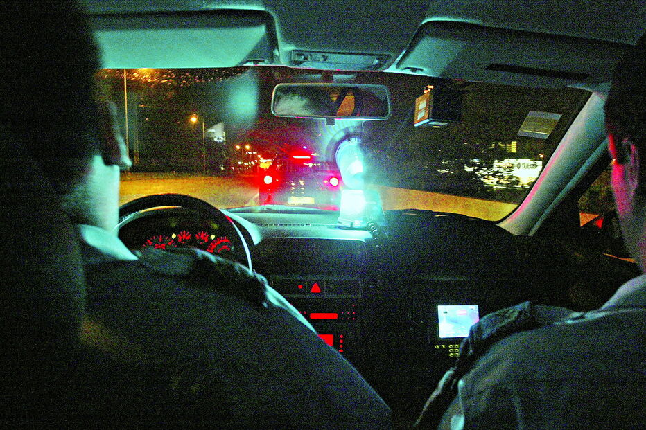 Agentes da PSP em carro patrulha