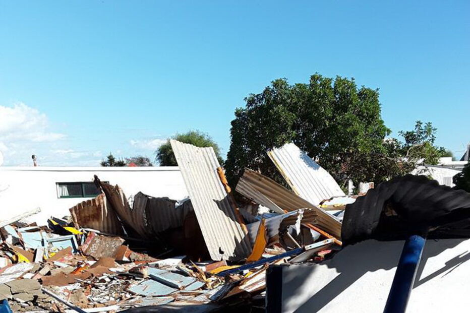 Lixo por recolher após demolições em Faro