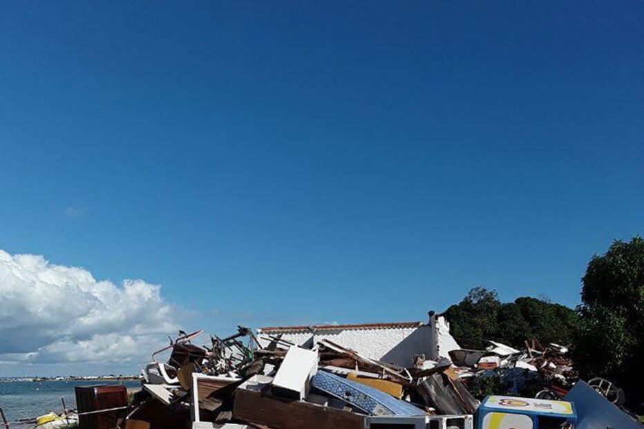 Lixo por recolher após demolições em Faro