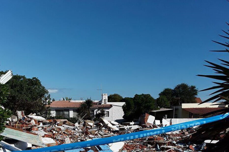 Lixo por recolher após demolições em Faro