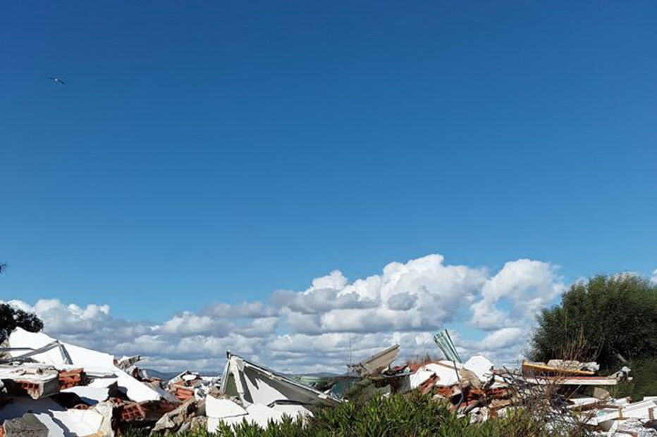 Lixo por recolher após demolições em Faro